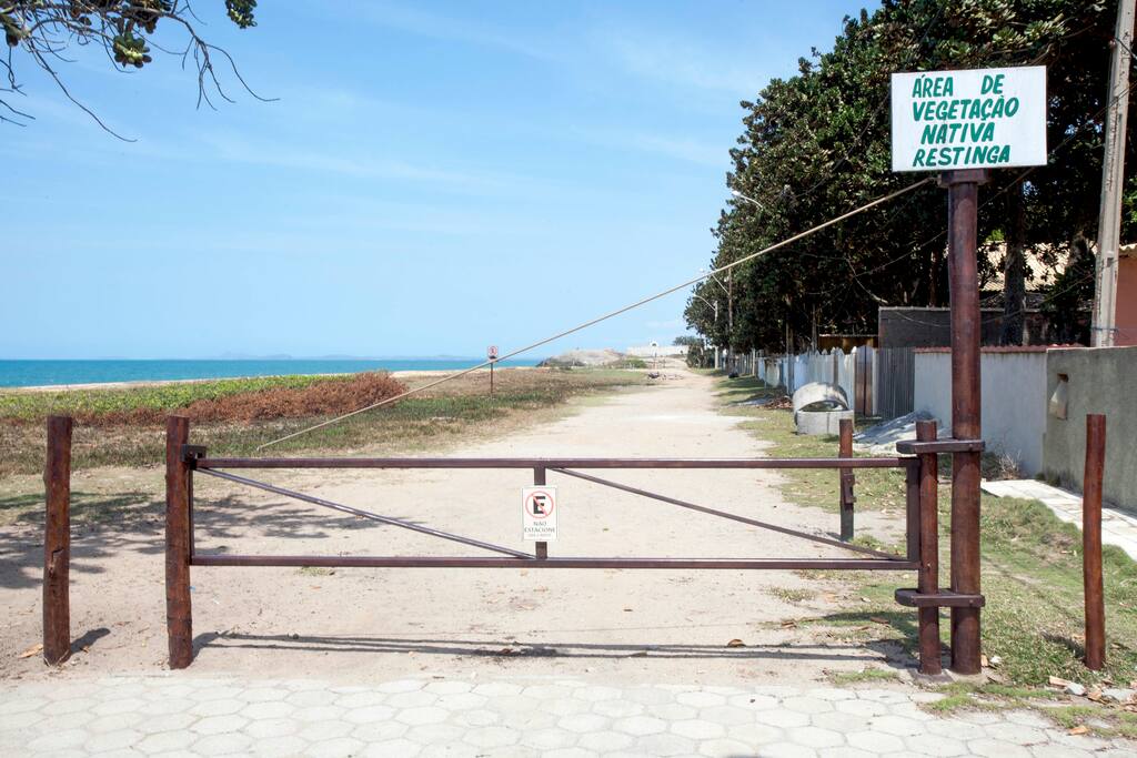 Casa localizada dentro de área com acesso restrito para preservação do meio-ambiente. Segurança e tranquilidade mesmo em alta temporada e datas comemorativas. Além de ser a parte mais preservada, limpa e sossegada de toda a praia.