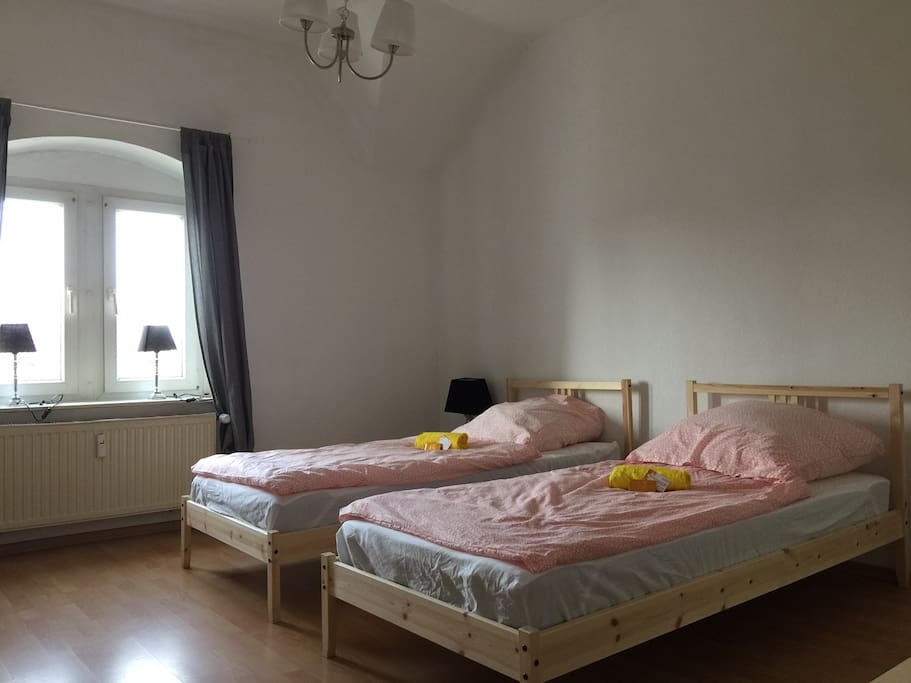 Das private Schlafzimmer wird wöchentlich und bei Bedarf gereinigt.