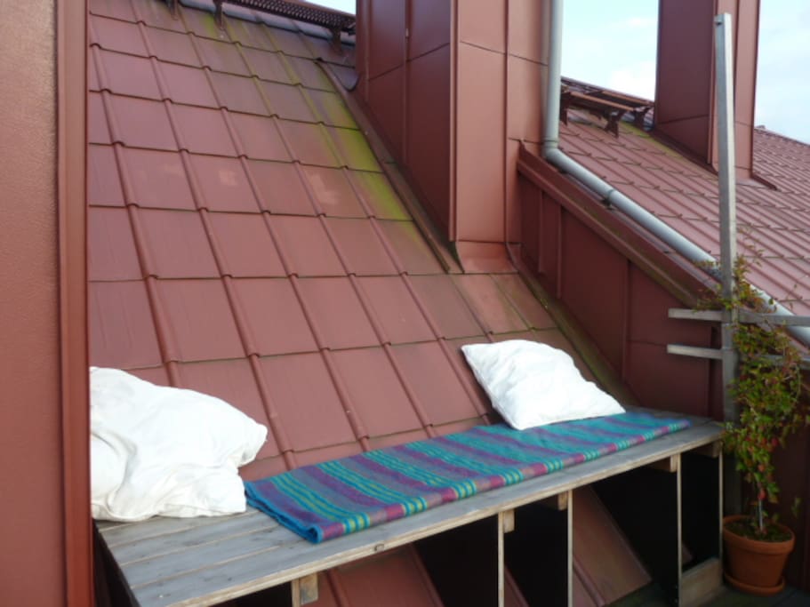 Der beste Platz für einen Feierabenddrink in der Abendsonne - der Balkon geht nach Westen raus und ist nicht überdacht, hat daher ab 12h bis Sonnenuntergang Sonne