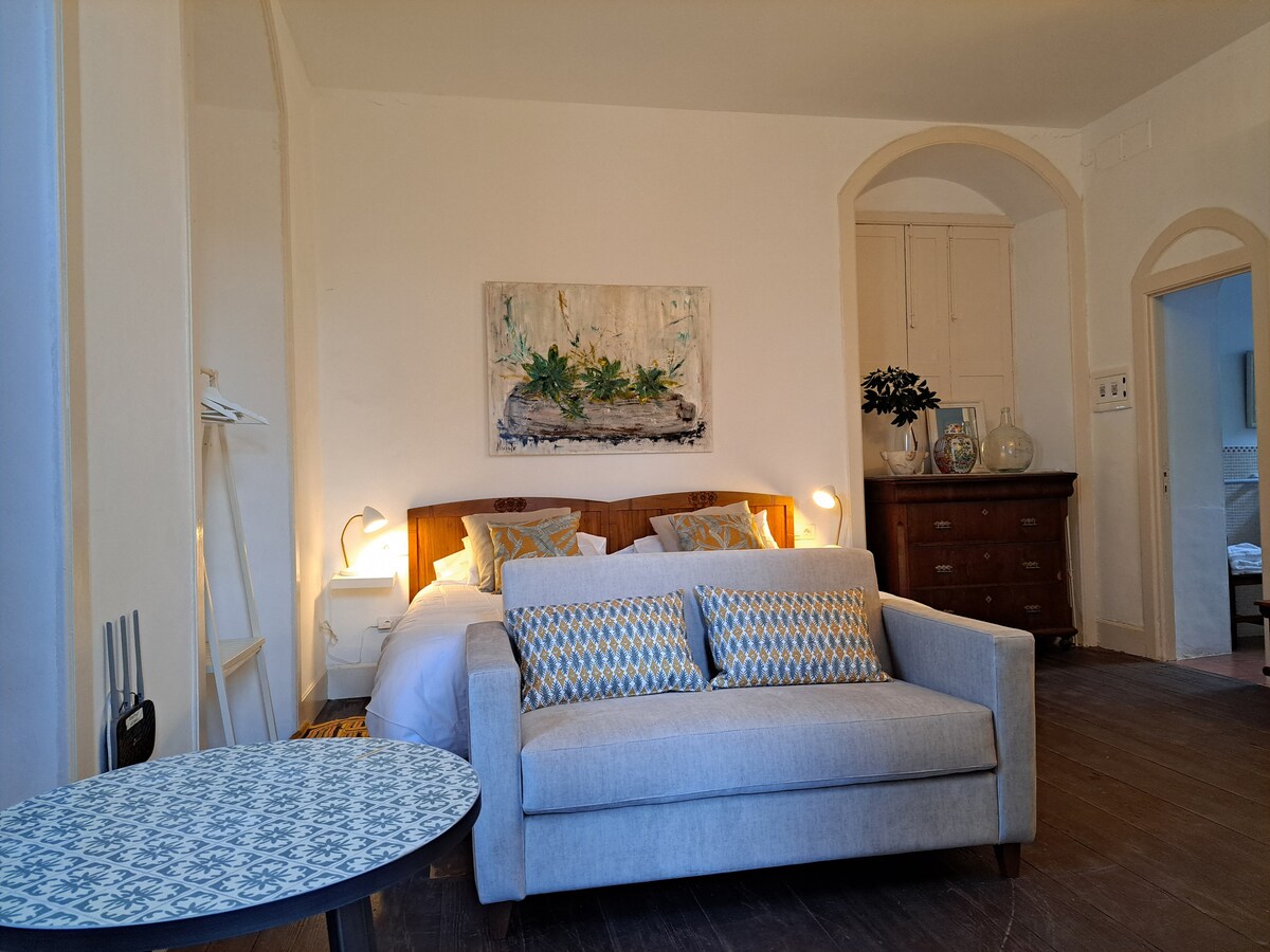 Пространа спална соба со брачен кревет.