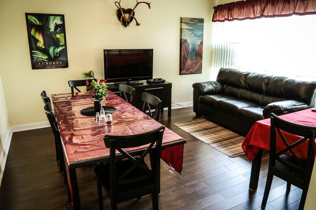 Une grande salle à manger bien éclairée qui peut accueillir plus de 8 personnes