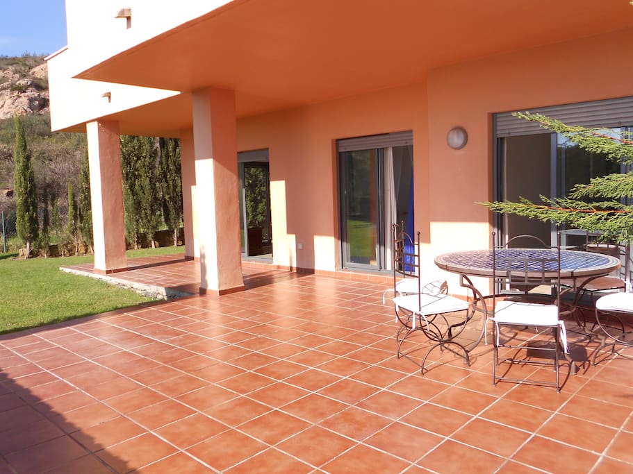 Gran terraza privada de 40 metros con mesa de artesanía marroquí para 8 personas. Máxima privacidad e intimidad
