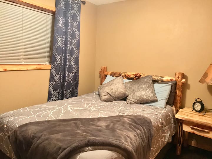 Спалня 4, разположена на долния етаж, ново легло и нощна стойка! 