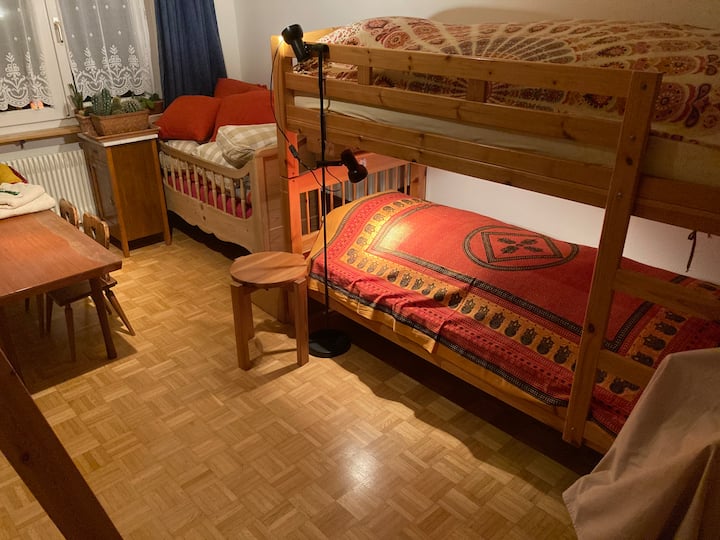 חדר 3 עם מיטת בקתה ומיטה מתקפלת