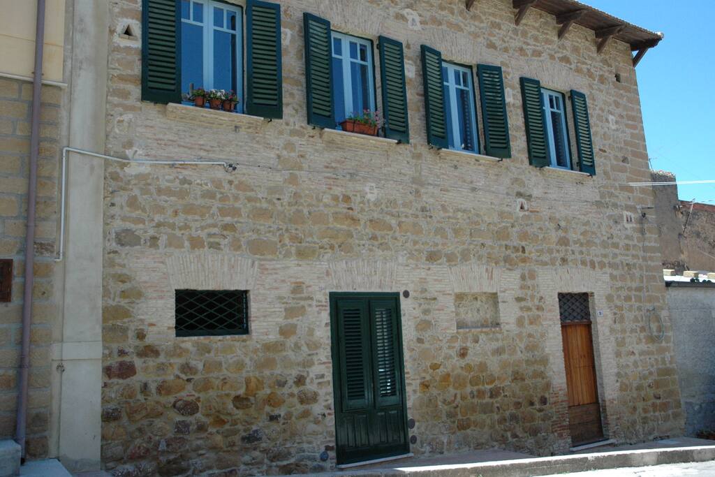 Via della Scuola 16- Private entrance to Stanza di Pietra Apartment