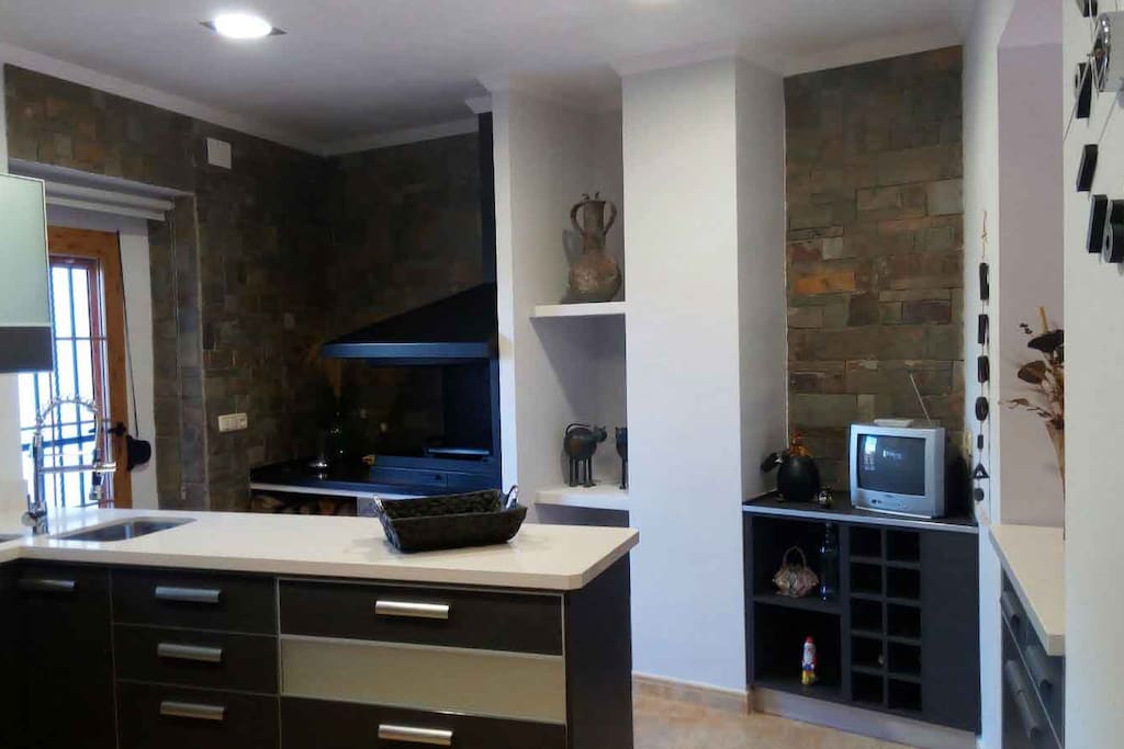 Moderna cocina con chimenea.