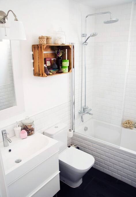 Baño, con bañera, ideal para darte un baño reparador después de un largo viaje, siempre limpió