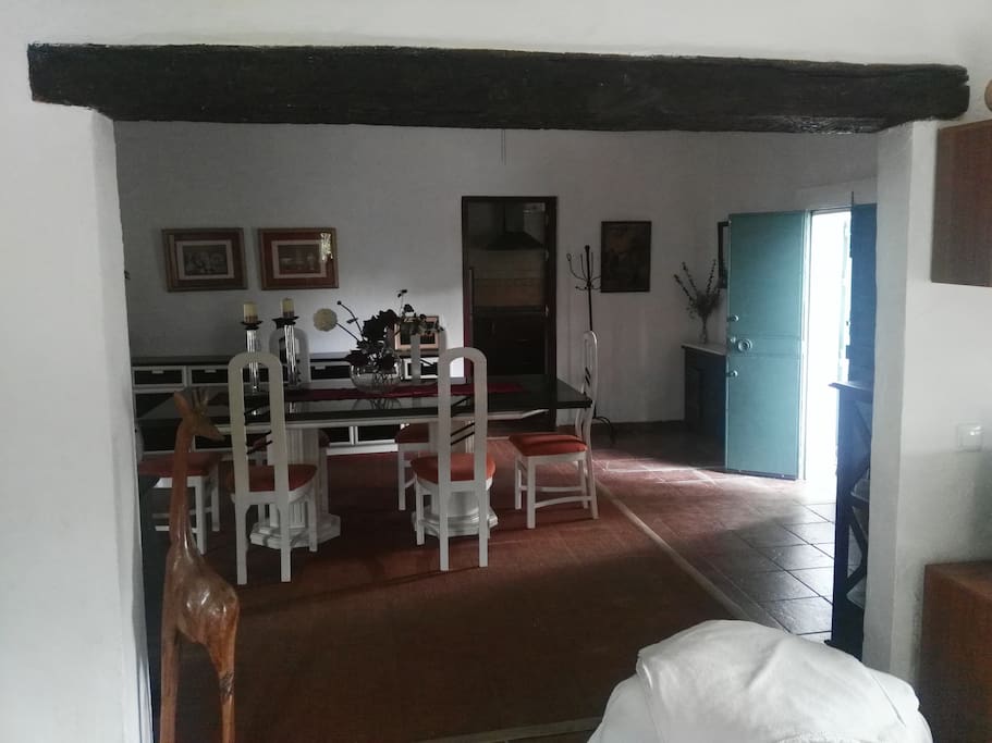 Comedor principal con amplia mesa