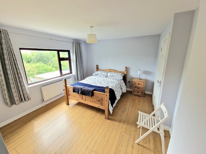 Værelse med kingsize-seng og en suite