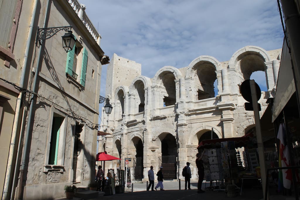 Façade face aux Arènes