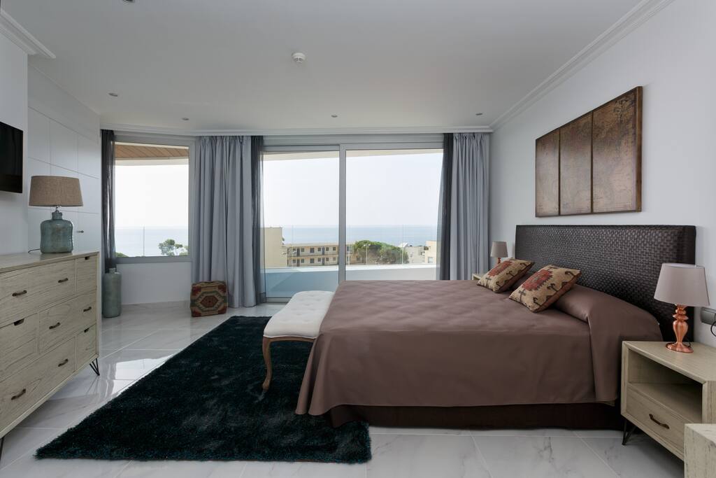 Dormitorio Principal con vistas al mar & con Baño Privado