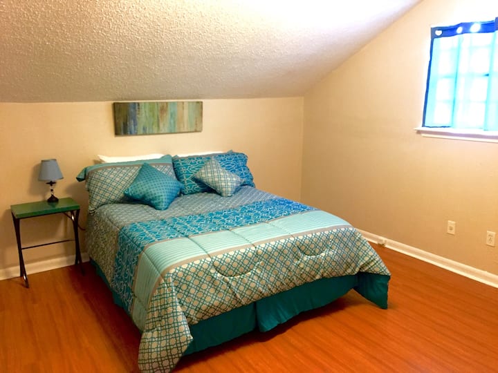 เตียงควีนไซส์ที่สะดวกสบายในห้องนอน 3 ชั้นบน 