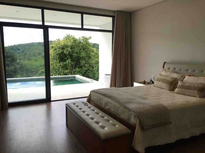 Guten Abend in einem schönen und gemütlichen Zimmer, aber es ist verboten, miteinander zu schlafen:) 
Suite weit weg vom anderen entfernt ist der Name der Name. 
