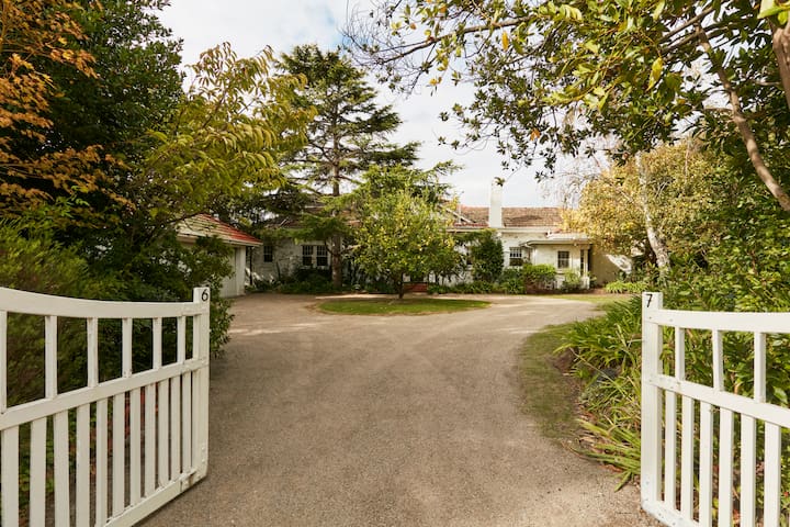 Palmers Hill -a rambling gem by the beach