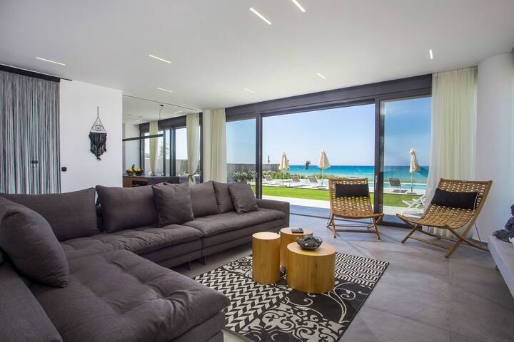Miguel: Luxury Beachfront Villa with Heated Pool gallery image 4