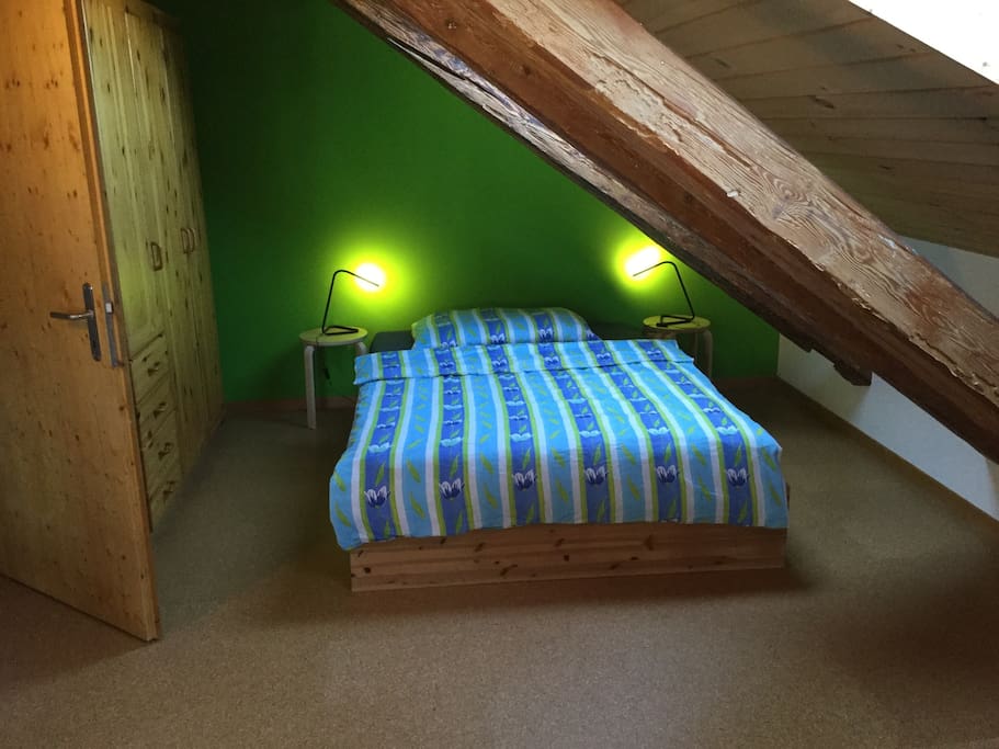 Bett 1.40 m breit