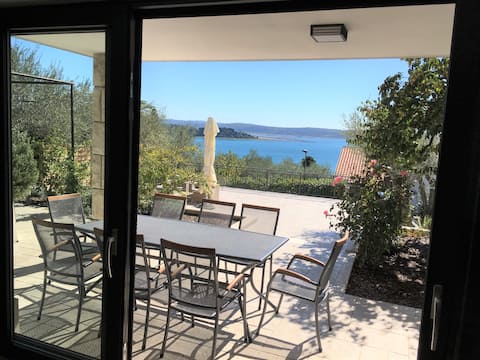 Spacious Garden Apartment with Sea views