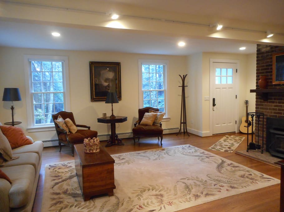 Large Living Room/Fireplace Insert/ Nature outside your door/Front and Back Entrances