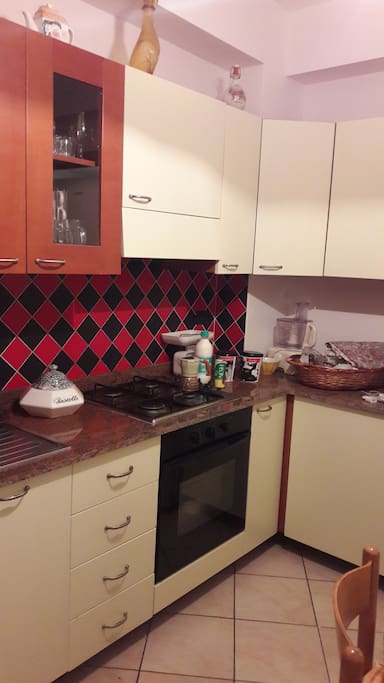 Intera cucina con elettrodomestici