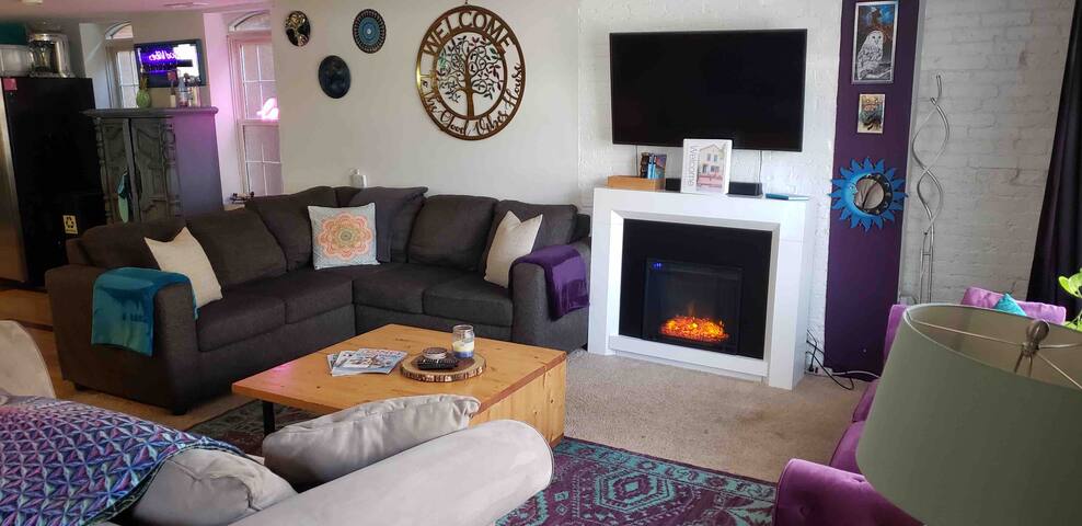 The Good Vibes House – Private shower per bedroom! gallery image 2