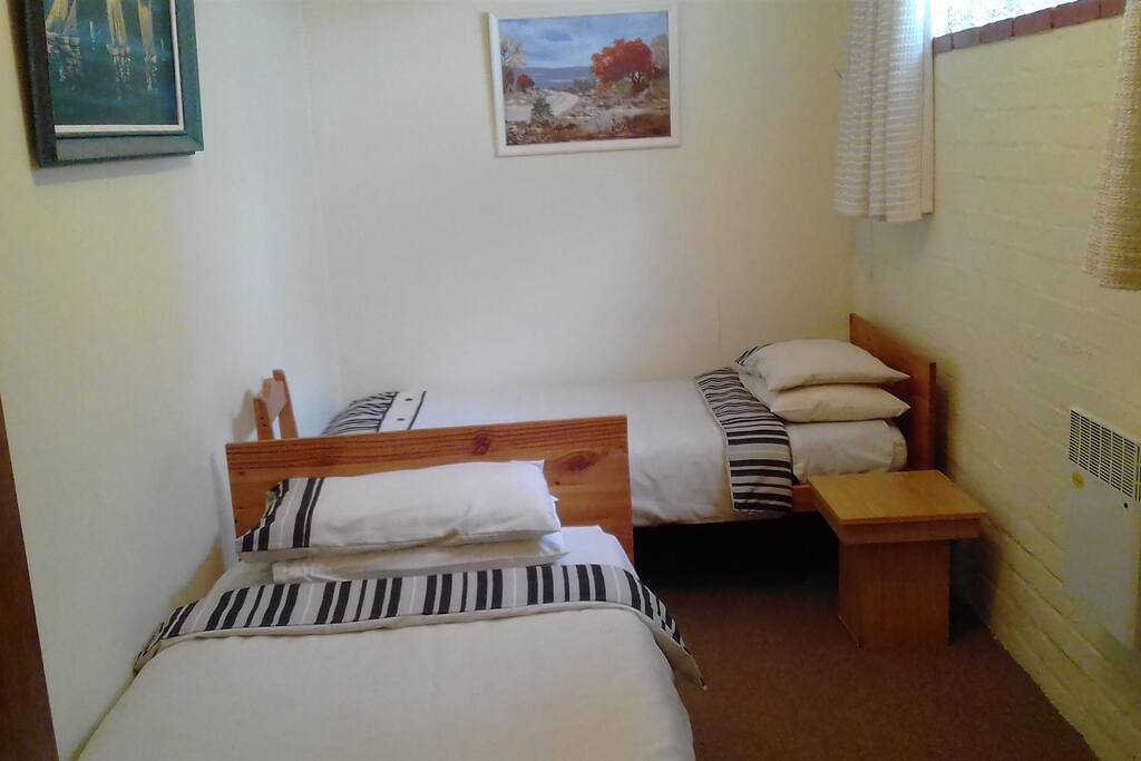 Bedroom with 2 single beds
