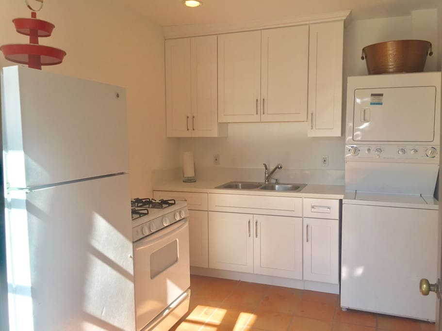 Kitchen and washer/dryer