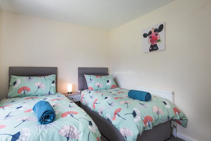 Twin Bedroom with 2 single beds