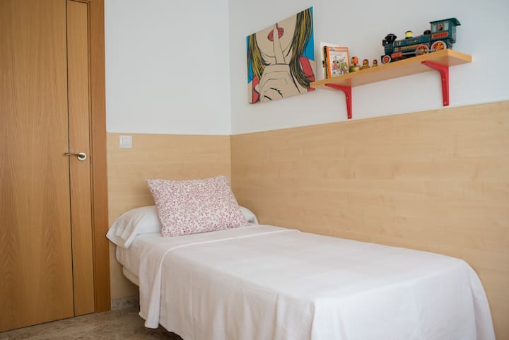 一间卧室，带床和衣柜