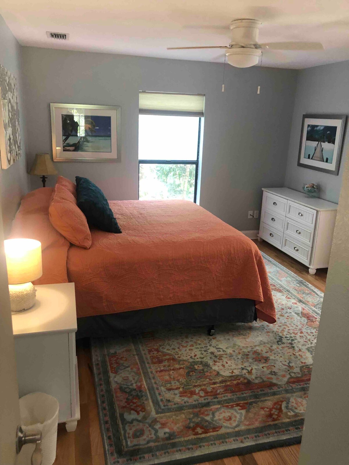 غرفة نوم رئيسية بسرير كبير وإمكانية دخول خاصة إلى الشرفة ذات المناظر الخلابة. 