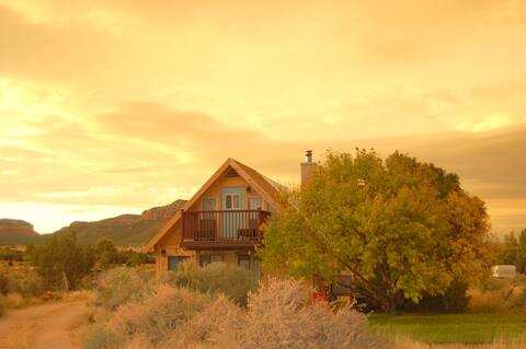 Desert Sage Chalet w/Mountain Views by Zion Bryce