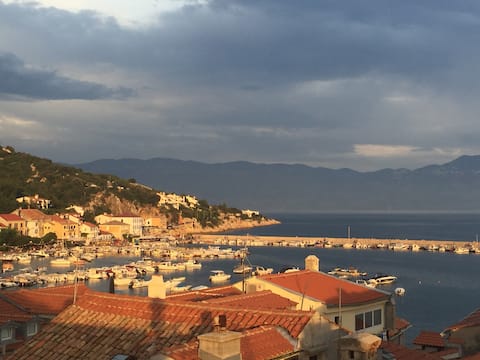 Old town charm, terrace and sea views