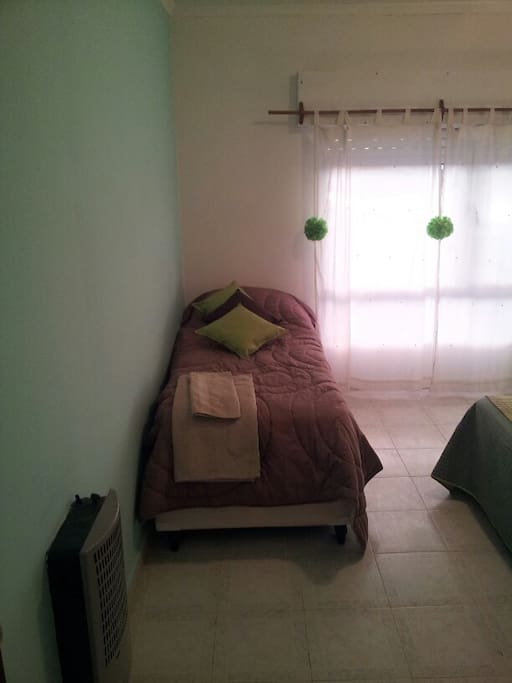 Cama para una persona, con una cama extra abajo.