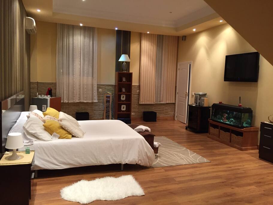 habitación principal con jacuzzi zona de duchas independiente con otro dormitorio en su interior con 3 camas individuales total 75mts.
