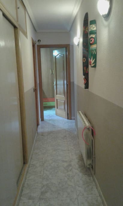 Zona Común de Pasillo y Acceso a la Habitación del Huésped.