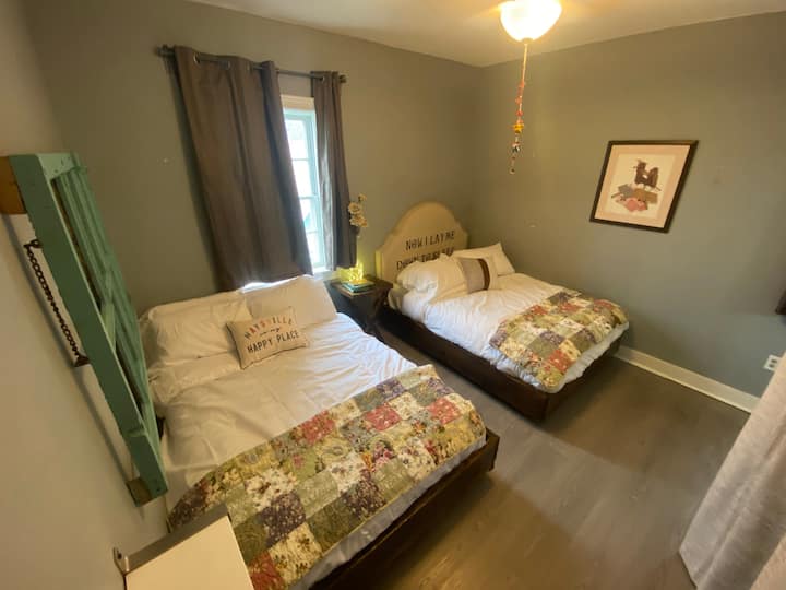 Thème en coton dans une chambre secondaire avec lits doubles et grands lits flottants sur mesure