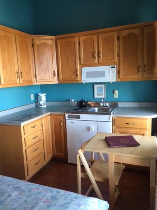 Fully equipped kitchenette.