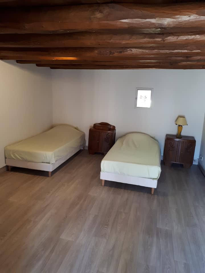 Spálňa 2 na poschodí: 2 jednolôžka susediace so sprchovacím kútom WC+umývadlo 