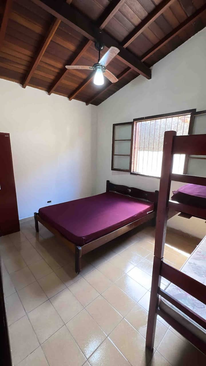 Habitación Coqueiro - 1 cama doble - 1 litera - 1 armario.