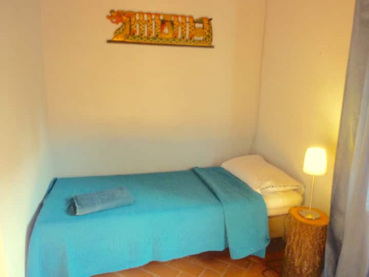 חדר שינה שני עם שתי מיטות יחיד וחדר רחצה צמוד