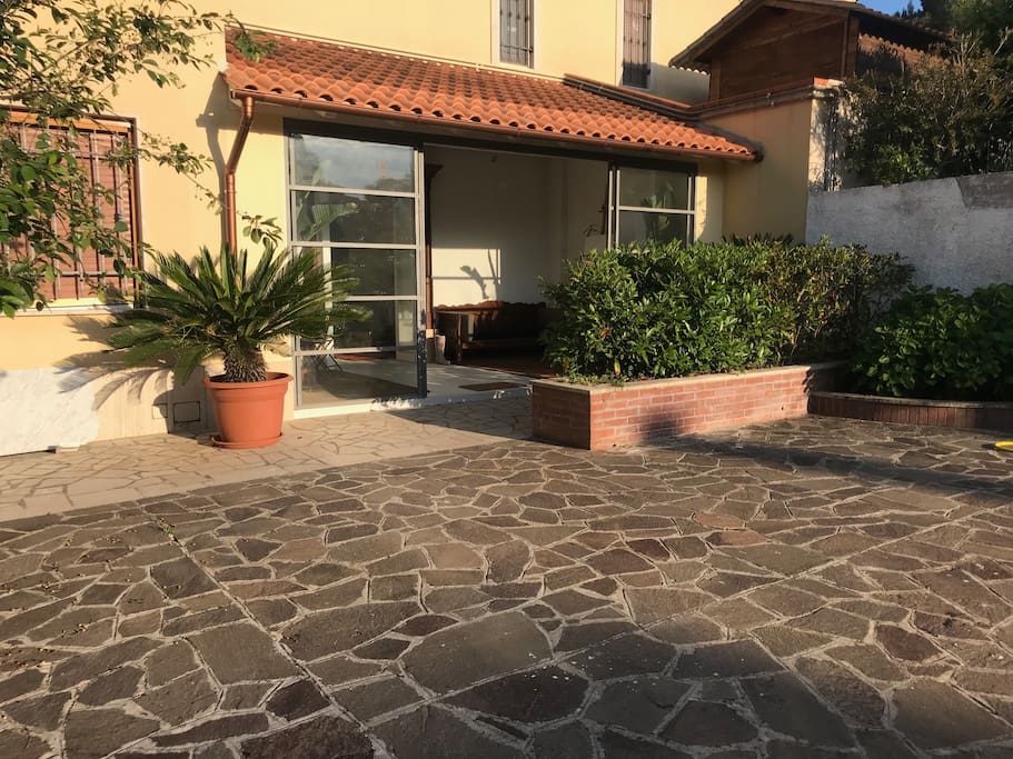 Ingresso con parcheggio