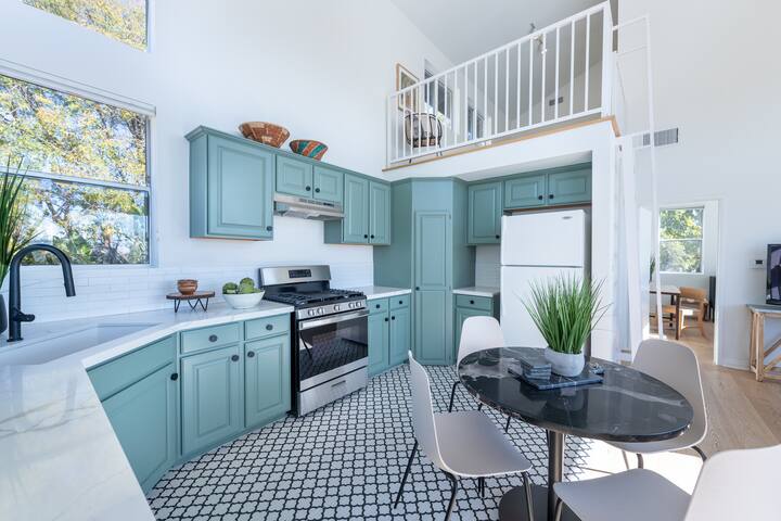 Private Hollywood Hills Retreat with Views gallery image 5