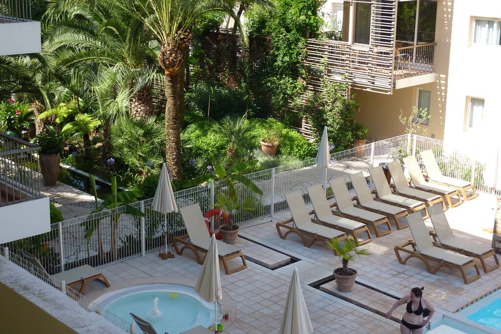 Jardin périphérie piscine et bains de soleil
