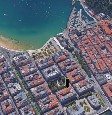 NEW Central Boutique Apartment 6 pax! gallery image 2