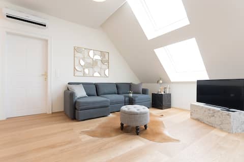 Top Airbnb: Bright Apartment w/ AC & Terrace | Steps to Metro in Meidling