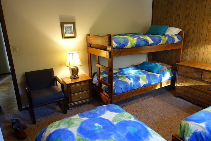 dhoma e gjumit e tretë (dy binjakë dhe një krevat marinari)