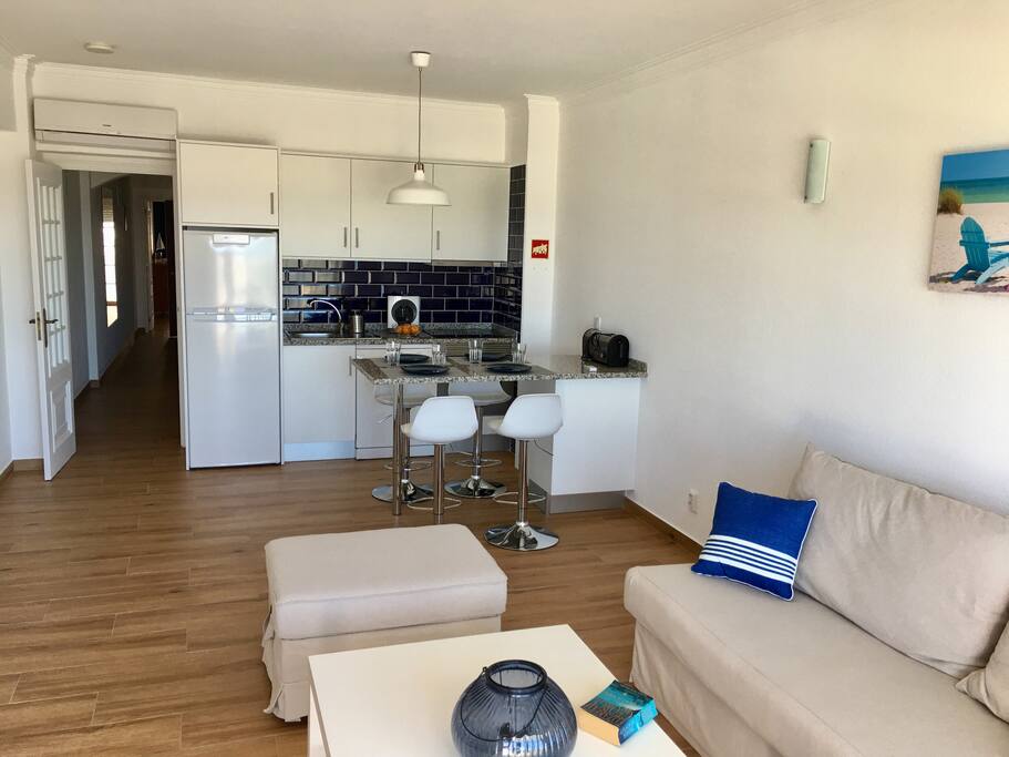 Kitchen annex with dining table/bar