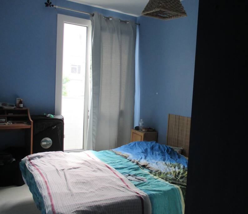 Chambre lit double avec placard et bureau