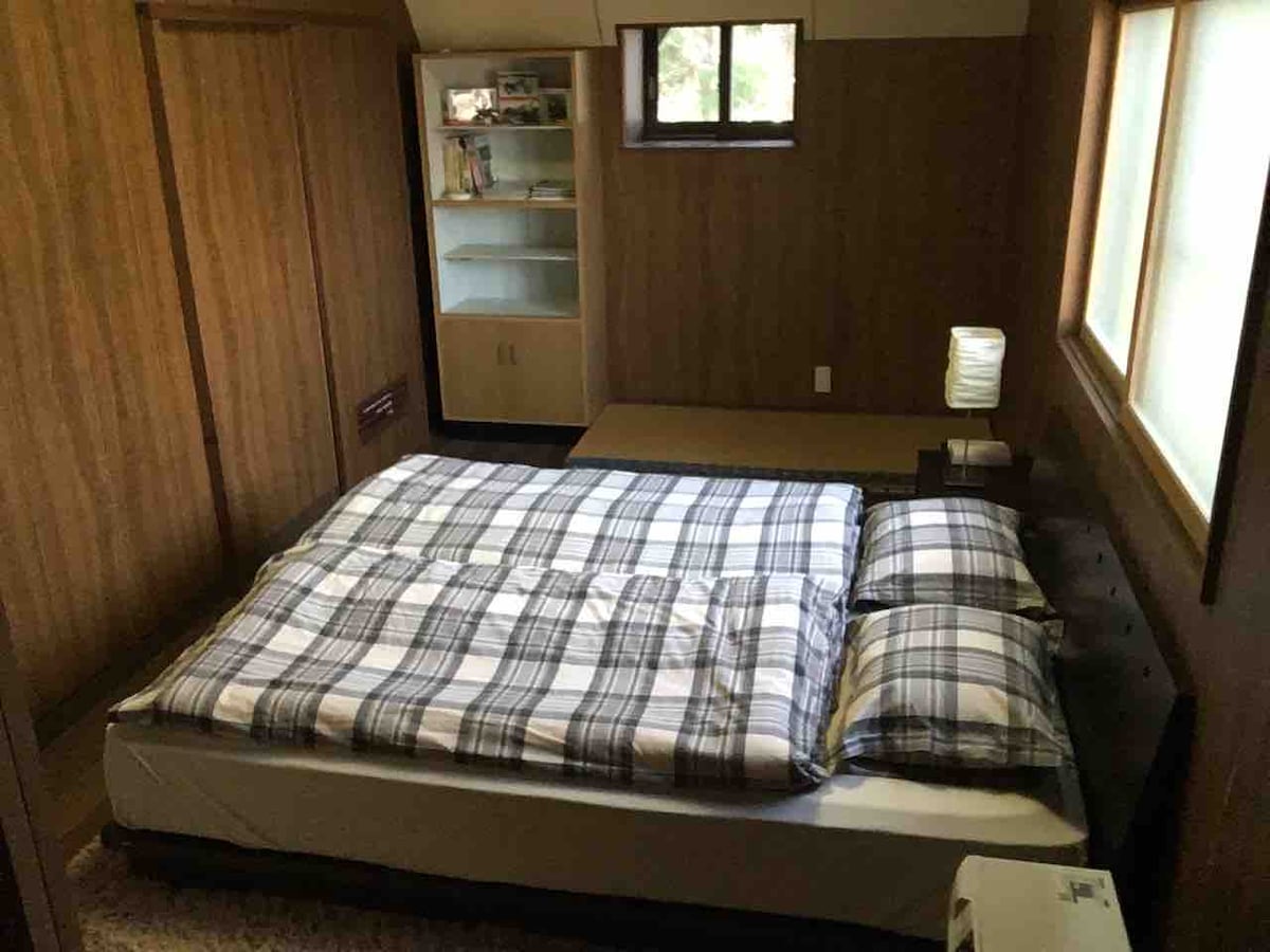 "Happo" bedroom, 1.st floor, double bed + 1 single bed (165 cm)

The guest bedroom on the second floor is 2.2 queen beds and 1 twin bed for up to 3 people