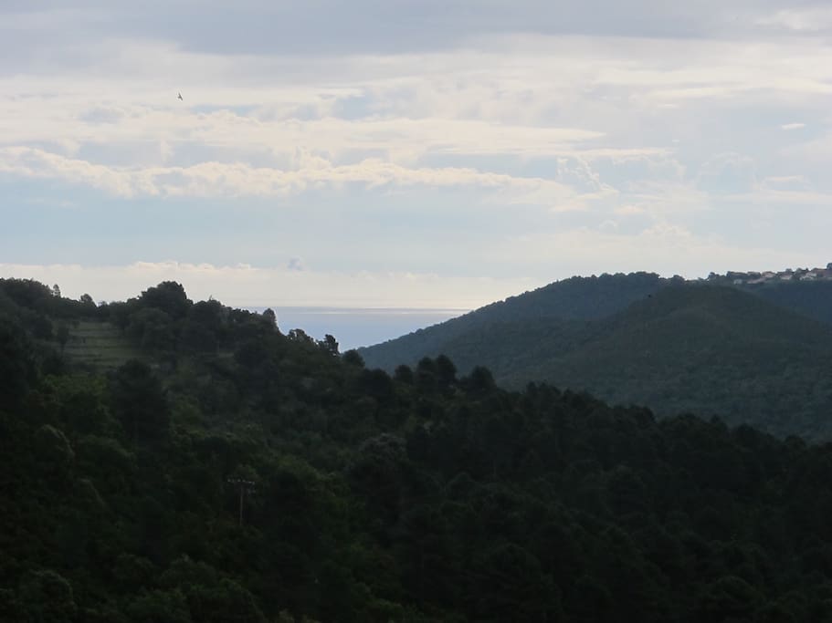 Du balcon, la mer et le village de Serra, le soir
