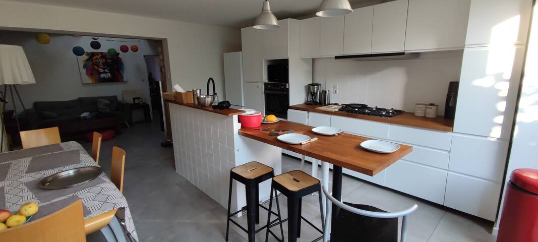 180 M2/4 lits/clim/tram/gare/parking option/filet gallery image 3